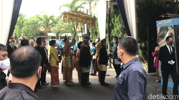 Nikita Willy menikah dengan Indra Priawan