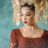 Dari dulu memang pengen banget pakai suntiang dan baju merah marun, tutur aktris 26 tahun ini. Foto: David Salim Photography via Bridestory