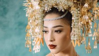 Nikita Willy mengenakan suntiang dipadu songket dalam acara pernikahannya. Foto: dok Bridestory