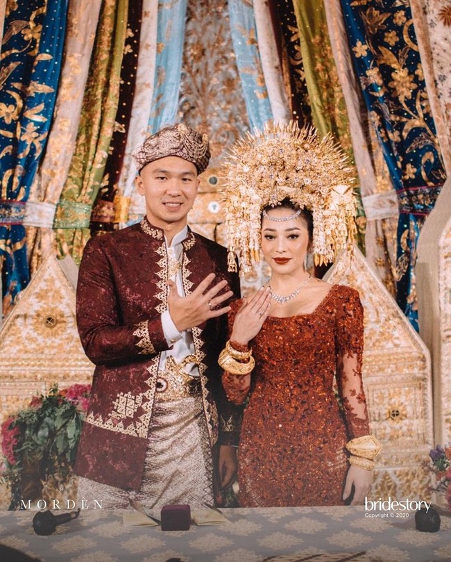 Mengenakan kebaya merah saat menikah sudah jadi impian Nikita Willy sejak dulu. Hal itu diungkapkannya lewat konferensi pers yang disiarkan langsung di channel YouTube Bridestory. Foto: Daniel Salim Photography via Bridestory