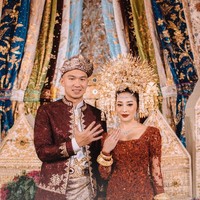 Mengenakan kebaya merah saat menikah sudah jadi impian Nikita Willy sejak dulu. Hal itu diungkapkannya lewat konferensi pers yang disiarkan langsung di channel YouTube Bridestory. Foto: Daniel Salim Photography via Bridestory