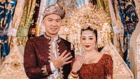 Indra Priawan dan Nikita Willy memamerkan cincin pernikahan mereka. Foto: dok Bridestory