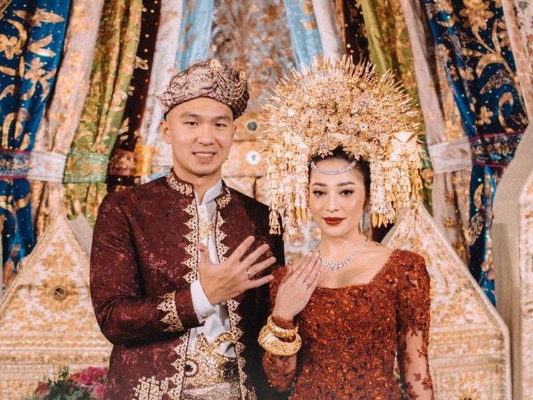 10 Pesona Nikita Willy Berkebaya Merah Marun saat Dinikahi Bos Blue Bird