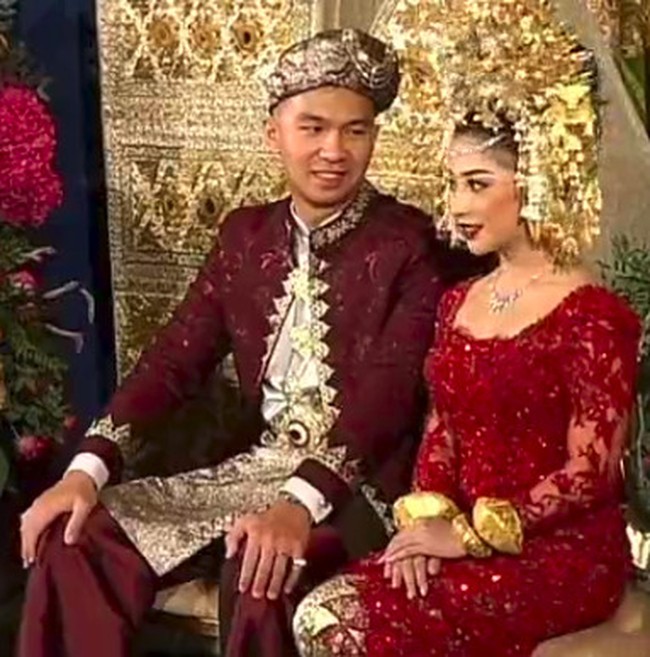Nikita Willy mengenakan kebaya merah marun rancangan Myrna Myura untuk akad nikah yang berlangsung Jumat (16/10/2020) pagi di kediamannya, kawasan Jakarta Timur. Foto: Instagram/@bridestory