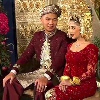 Nikita Willy mengenakan kebaya merah marun rancangan Myrna Myura untuk akad nikah yang berlangsung Jumat (16/10/2020) pagi di kediamannya, kawasan Jakarta Timur. Foto: Instagram/@bridestory