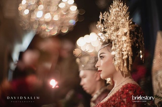 Namun karena kondisi tak memungkinkan, akhirnya Nikita Willy dan Indra memutuskan menikah dengan adat Minang. Foto: David Salim Photography via Bridestory