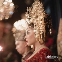 Namun karena kondisi tak memungkinkan, akhirnya Nikita Willy dan Indra memutuskan menikah dengan adat Minang. Foto: David Salim Photography via Bridestory