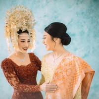 Plan awal akad nikah pakai prosesi adat lampung, resepsinya adat Minang. Sudah terlanjur jahit baju lampung yang sangat mewah dan panjang, jadinya sayang kalau dipakai cuma di rumah. Jadi pilih pakai adat Minang, jelas Nikita Willy. Foto: David Salim Photography via Bridestory