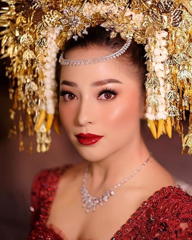 Makeup untuk akad nikah pun senada dengan tema warna busananya. Nikita Willy tampil cantik dengan riasan mata yang simpel dan lembut serta pulasan lipstik merah marun. Foto: Instagram/@marlenehariman