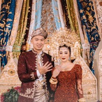 Nikita Willy dan Indra Priawan menggelar pernikahan mewah di rumah sang aktris pada 16 Oktober 2020. Akad nikah digelar secara tertutup dengan hanya dihadiri kerabat dekat. Meskipun di rumah, dekorasi tetap dibuat mewah dan meriah yang kental nuansa Minang. Foto: Instagram @thebridestory