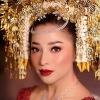 Makeup untuk akad nikah pun senada dengan tema warna busananya. Nikita Willy tampil cantik dengan riasan mata yang simpel dan lembut serta pulasan lipstik merah marun. Foto: Instagram/@marlenehariman