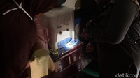 Selain bak kamar mandi, petugas juga memeriksa tempat air minum atau dispenser. Jika jarang dicek, dispenser juga akan menjadi salah satu tempat bersarang jentik nyamuk.