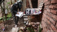 Air minum kandang hewan peliharaan juga menjadi salah satu tempat bersarangnya jentik nyamuk jika jarang dibersihkan. Petugas pun memeriksa kandang hewan peliharaan tersebut.