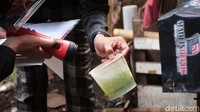 Pengecekan air minum hewan peliharaan di salah satu rumah warga yang harus terhindar dari perkembangan jentik nyamuk dalam upaya pencegahan penyebaran demam berdarah.