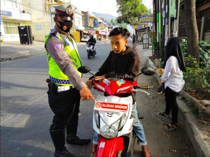 Pelat Nomor Aneh Dilarang Merokok