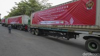 Sebanyak tujuh kontainer berisi produk kerajinan tangan dan komoditas ekspor lainnya menunggu pemberangkatan menuju pelabuhan Tanjung Emas Semarang, Jawa Tengah.