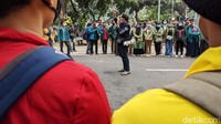 Saat datang, massa mahasiswa langsung Lagu Indonesia Raya. Setelah itu, massa membentuk lingkaran. Orator dengan memakai pengeras suara, berorasi di hadapan massa mahasiswa.