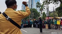 Massa mahasiswa berorasi menolak omnibus law UU Cipta Kerja.