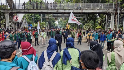Penampakan Mahasiswa Demo Tolak Omnibus Law di Patung Kuda