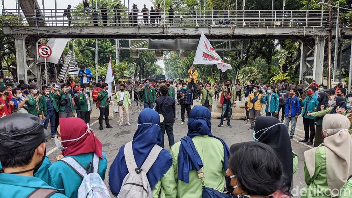 Massa mahasiswa mulai datang dan berunjukrasa di Jl Medan Merdeka Barat,  Jumat (16/10/2020). Mereka mendesak pemerintah membatalkan UU Cipta kerja.