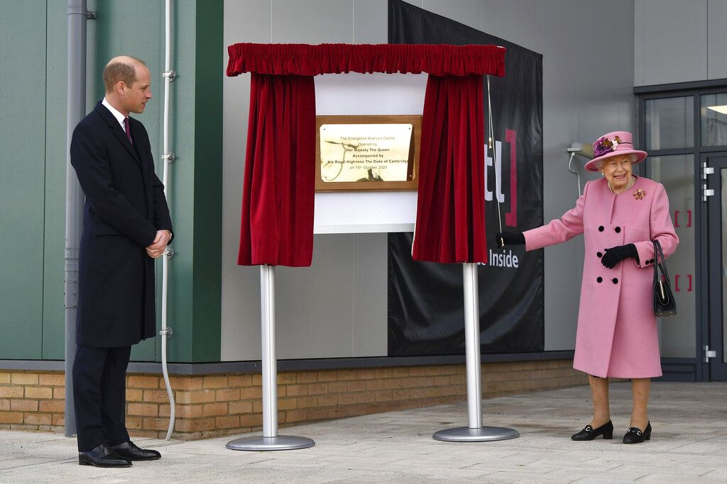 Penampilan Perdana Ratu Elizabeth II Setelah Lockdown Britain's Prince William looks on as Queen Elizabeth II unveils a plaque to officially open the new Energetics Analysis Centre at the Defence Science and Technology Laboratory (DSTL) at Porton Down, England, Thursday Oct. 15, 2020, to view the Energetics Enclosure and display of weaponry and tactics used in counter intelligence. (Ben Stansall/Pool via AP)