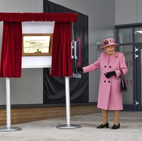 Ratu memastikan di sana telah aman. Beliau membuat sebuah ruang yang aman dimana orang-orang yang datang tidak membahayakan satu sama lain, kata Robert. (Foto: AP/Ben Stansall)