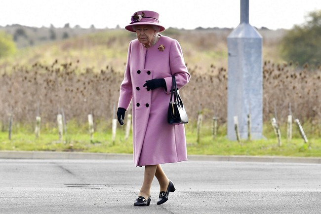 Penampilan tersebut sempat menuai kritikan lantaran Ratu Elizabeth II tak memakai masker walau pihak Istana sudah memastikan semua tamu yang hadir sudah menjalani tes Corona dan hasilnya negatif. (Foto: AP/Ben Stansall)