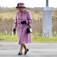 Penampilan tersebut sempat menuai kritikan lantaran Ratu Elizabeth II tak memakai masker walau pihak Istana sudah memastikan semua tamu yang hadir sudah menjalani tes Corona dan hasilnya negatif. (Foto: AP/Ben Stansall)