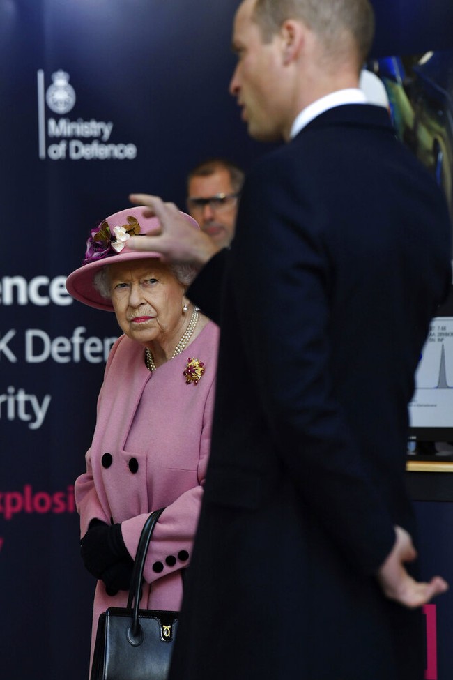 Ia mengatakan, Ratu telah berkonsultasi terlebih dulu dengan dokter kerajaan sebelum melakukan kunjungan ini. Dokternya tak mempermasalahkan bila Ratu keluar rumah tanpa masker selama protokol kesehatan ketat sudah dilakukan di area tersebut.  (Foto: AP/Ben Stansall)