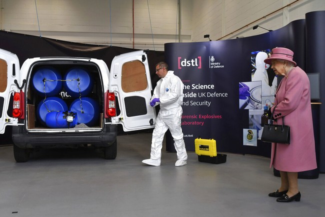 Di sisi lain, pilihan Ratu untuk tak memakai masker justru dinilai memberi pesan positif kepada rakyat Inggris bahwa situasi di bawah kendali dan aman. Demikian menurut Robert Jobson, penulis buku kerajaan. (Foto: AP/Ben Stansall)