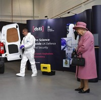 Di sisi lain, pilihan Ratu untuk tak memakai masker justru dinilai memberi pesan positif kepada rakyat Inggris bahwa situasi di bawah kendali dan aman. Demikian menurut Robert Jobson, penulis buku kerajaan. (Foto: AP/Ben Stansall)