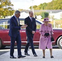 Ratu Elizabeth II melakukan kunjungan resmi ke Defence Science and Technology Laboratory (Dstl) di Porton Down, dekat Salisbury, Inggris, Kamis (15/10/2020). Dikabarkan Daily Mail, ini adalah kali pertama Ratu beraktivitas di luar setelah tujuh bulan karantina di dalam lingkungan istana. Dalam kunjungan tersebut, nenek 94 tahun itu didampingi cucunya, Pangeran William. (Foto: AP/Ben Stansall)