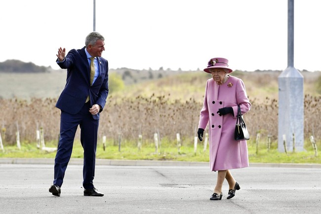 Kritikan datang dari pengusaha media sekaligus presenter Piers Morgan. Ia menilai penampilan tersebut bukan langkah yang tepat bagi Ratu Elizabeth II. Partai Republik Inggris juga menyebut Ratu seharusnya bisa menjadi contoh bagi rakyat Inggris. Apalagi negara tersebut belum pulih sepenuhnya dari pandemi COVID-19. (Foto: AP/Ben Stansall)