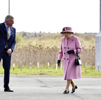 Kritikan datang dari pengusaha media sekaligus presenter Piers Morgan. Ia menilai penampilan tersebut bukan langkah yang tepat bagi Ratu Elizabeth II. Partai Republik Inggris juga menyebut Ratu seharusnya bisa menjadi contoh bagi rakyat Inggris. Apalagi negara tersebut belum pulih sepenuhnya dari pandemi COVID-19. (Foto: AP/Ben Stansall)