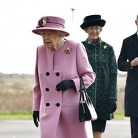 Ratu Elizabeth II muncul dalam balutan coat berwarna pink yang senada dengan warna topinya. Untuk aksesori lain, ia memilih warna hitma. Mulai dari sarung tangan, hand bag, hingga sepatu bergaya loafer. (Foto: AP/Ben Stansall)