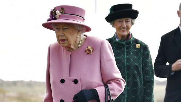 Britains Queen Elizabeth II arrives for a visit to the Defence Science and Technology Laboratory (DSTL) at Porton Down, England, Thursday Oct. 15, 2020, to view the Energetics Enclosure and display of weaponry and tactics used in counter intelligence. (Ben Stansall/Pool via AP)