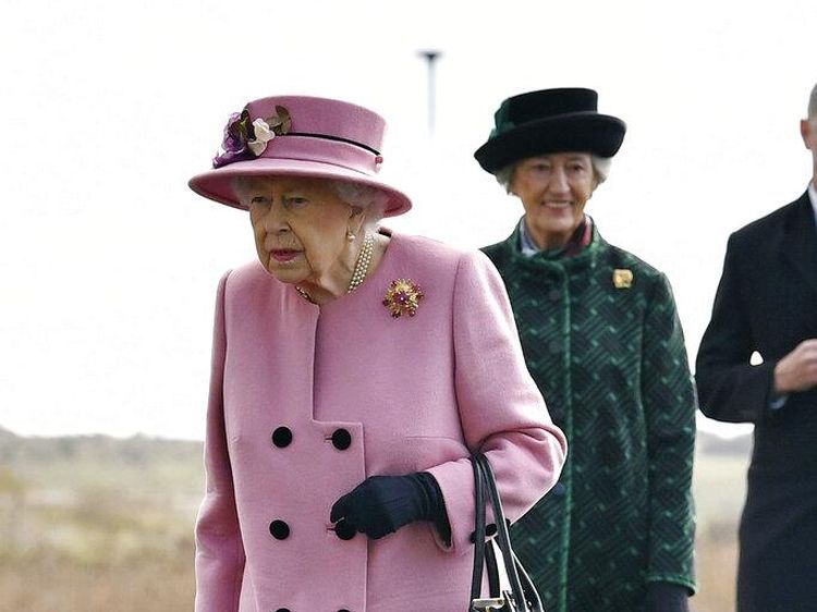 Foto: Ratu Elizabeth II Perdana Keluar Istana, Penampilannya Dikritik