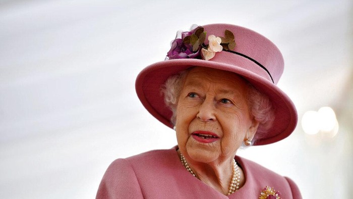 Britains Prince William looks on as Queen Elizabeth II unveils a plaque to officially open the new Energetics Analysis Centre at the Defence Science and Technology Laboratory (DSTL) at Porton Down, England, Thursday Oct. 15, 2020, to view the Energetics Enclosure and display of weaponry and tactics used in counter intelligence. (Ben Stansall/Pool via AP)