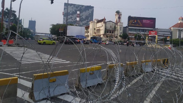 Pengamanan di kawasan Harmoni ke arah Istana Ditutup Kawat Berduri.