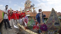 Pentas wayang yang menceritakan pandemi COVID-19 tersebut sebagai media alternatif guru dalam berinovasi dan berkreatifitas seni saat jeda pembelajaran jarak jauh dengan siswa.