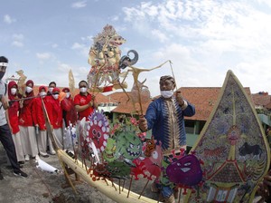 Aksi Guru SD di Solo Pentaskan Wayang Corona di Puncak Gedung