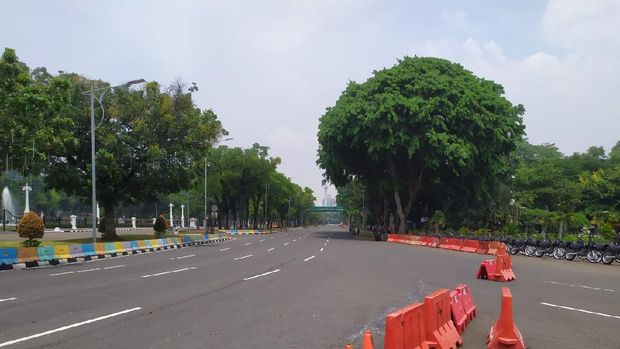 Penutupan Jalan Medan Merdeka Barat di depan Istana Negara jelang demonstrasi BEM SI menolak omnibus law UU Cipta Kerja.