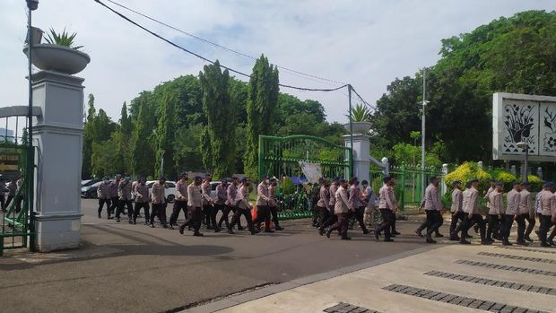 Polisi siaga di kawasan Istana jelang demo BEM SI Jabodetabek (Foto: Luqman/detikcom)