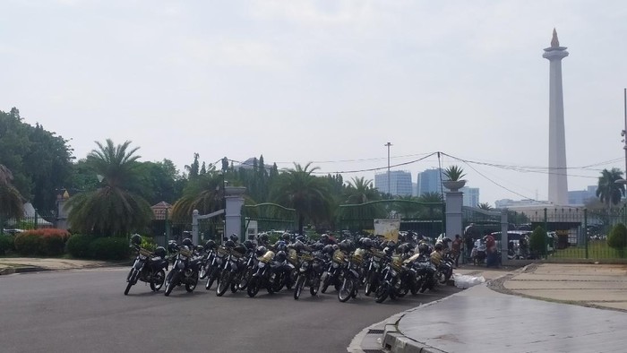 Polisi siaga di kawasan Istana jelang demo BEM SI Jabodetabek (Foto: Luqman/detikcom)