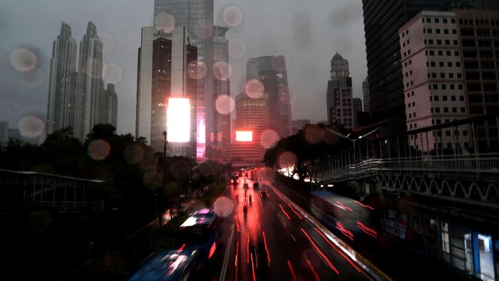 PREDIKSI PUNCAK MUSIM HUJAN Seorang warga mengenakan jas hujan saat melintas di jembatan penyeberangan orang (JPO) di Senayan, Jakarta, Jumat (16/10/2020). Menurut Badan Meteorologi, Klimatologi dan Geofisika (BMKG) musim hujan di Indonesia telah berlangsung dari bulan Oktober dan diprediksi puncak musim hujan terjadi pada Januari hingga Februari 2021. ANTARA FOTO/Wahyu Putro A/wsj.
