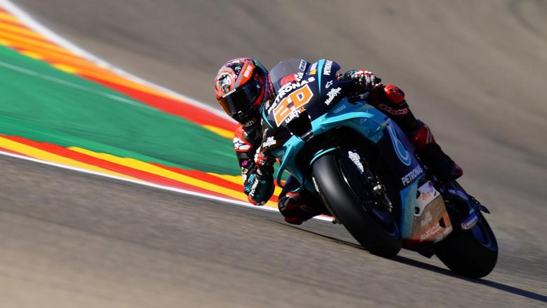 Quartararo Petronas Yamaha SRTs French rider Fabio Quartararo rides during the first MotoGP free practice session of the Moto Grand Prix of Aragon at the Motorland circuit in Alcaniz on October 16, 2020. (Photo by JOSE JORDAN / AFP)