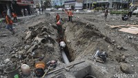 Kawasan simpang Tugu salah satunya akan memindahkan jaringan kabel ke dalam tanah.