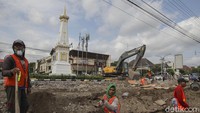 Tahap penataan di kawasan Tugu lebih rumit. Selain menata ulang kondisi lantainya juga ada penggalian untuk memindahkan kabel yang masih melintang di udara ke dalam tanah.