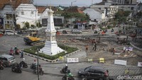 Tampak kabel semrawut mengurangi nilai estetika kawasan Tugu Pal Putih.