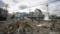 Pekerja menyelesaikan proyek penataan kawasan simpang Tugu Pal Putih, Yogyakarta, Jumat (16/10/2020).